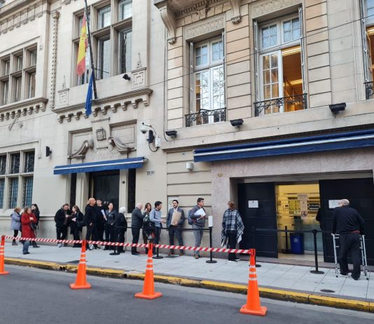 Consulado de España: largas filas